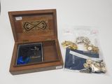 une petite boîte en bois contenant quelques objets en or et en argent