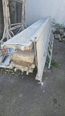 un tas de vieux objets en métal et en bois par terre