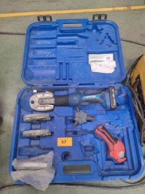 une caisse à outils bleue avec des outils sur le sol