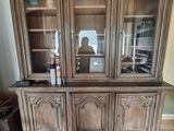 un meuble TV en bois avec des portes vitrées et des étagères