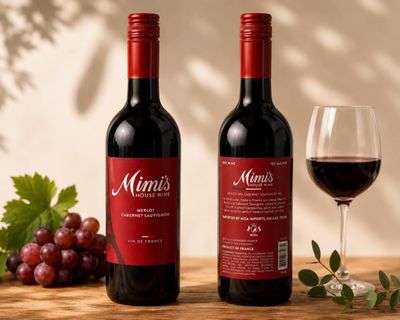deux bouteilles de vin et un verre de vin posés sur une table