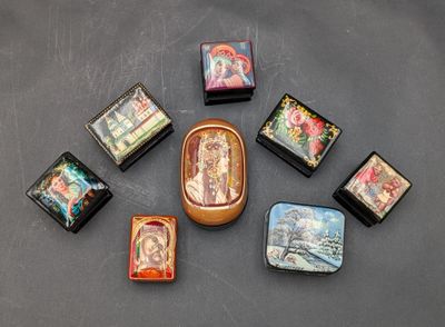 beaucoup de petites boîtes sur lesquelles figurent des images