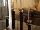 trois bougies posées sur une table en verre dans un salon