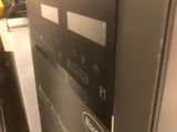 un gros plan d'une machine installée dans une pièce