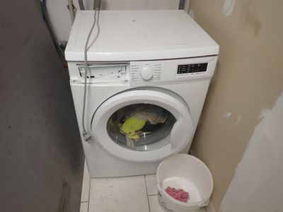un lave-linge et un sèche-linge dans le coin d'une pièce