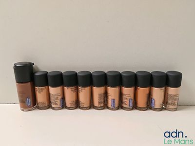 une rangée de produits de maquillage posés sur une table