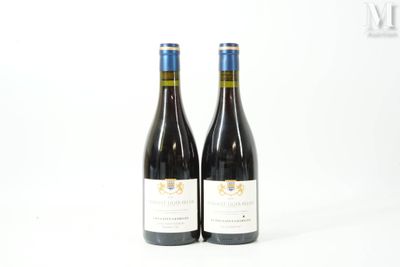deux bouteilles de vin rouge posées sur une table blanche