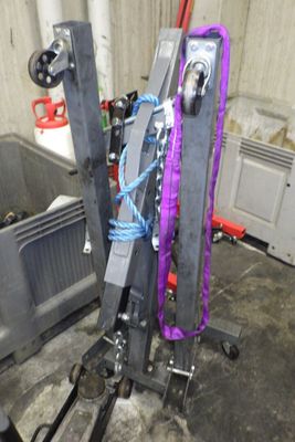 deux skis fixés à un porte-skis dans un garage