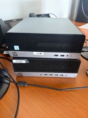 deux ordinateurs posés l'un sur l'autre sur un bureau