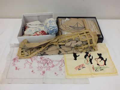 une boîte contenant de nombreux objets, posée sur une table