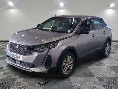 la voiture argentée est garée sur un sol en damier dans le garage