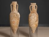 paire de vases en terre cuite de la Grèce antique, munis d'anses et de poignées
