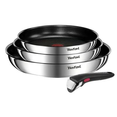 un gros plan sur trois casseroles et une spatule sur fond blanc