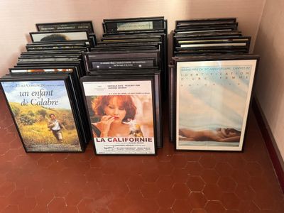 beaucoup de DVD posés par terre les uns à côté des autres