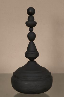 un vase noir posé sur une table en verre