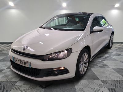la photo d'une voiture blanche garée dans un garage
