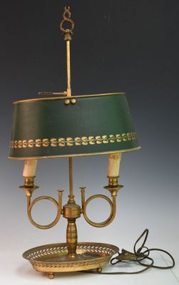 une lampe surmontée d'un abat-jour vert