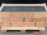 une pile de caisses en bois posées sur une palette