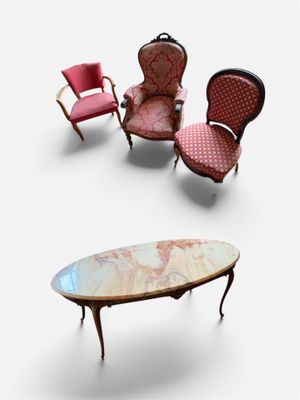trois chaises et une table posées sur une surface blanche