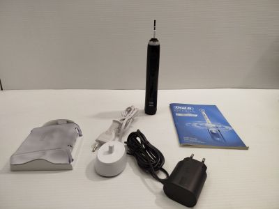 une table blanche sur laquelle se trouve un appareil électronique noir et blanc
