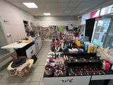 un magasin proposant une large gamme de produits de beauté
