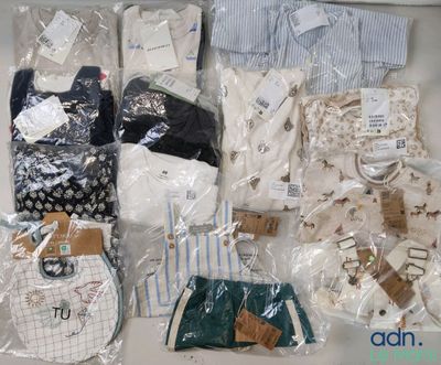 de nombreux objets qui se trouvent dans des sacs en plastique sur la table