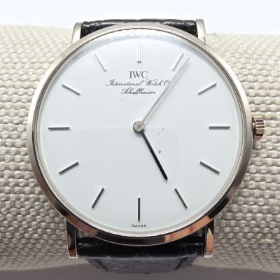 une image montrant un gros plan d'un poignet portant une montre
