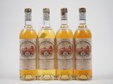 trois bouteilles de whisky sont alignées sur une surface blanche