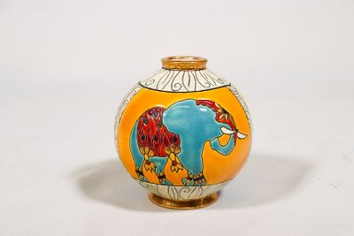 un vase sur lequel est peint un éléphant sur un fond blanc