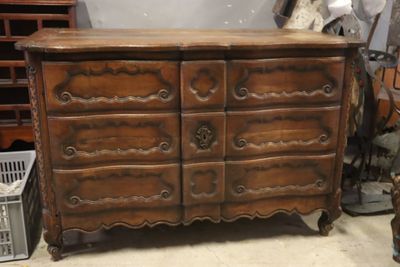 une commode en bois placée au milieu d'une pièce