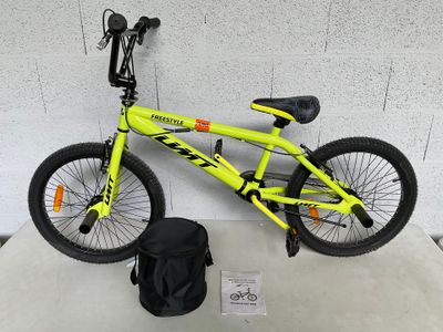 le vélo est jaune, avec une selle noire et un sac noir