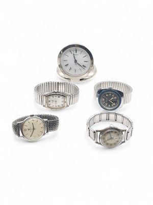 plusieurs types de montres sont présentés sur une surface blanche