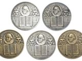quatre types de pièces différents, représentant des visages sur fond blanc