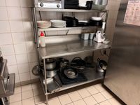 TABLE de travail en inox, à dosseret et gradin à deux étagèr…