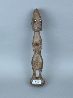 statue en bois d'une femme tenant un bébé dans ses bras