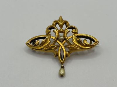 Gros plan sur une broche contenant une perle