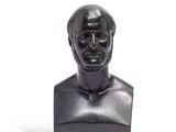 statue d'un homme portant un chapeau et des lunettes, sur fond blanc