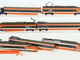 quatre vues différentes d'un train miniature exposé sur une surface blanche