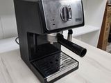 une machine à café noir posée sur un plan de travail dans une cuisine