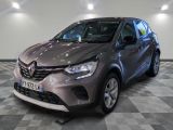 la voiture grise est garée sur un sol en damier dans le garage
