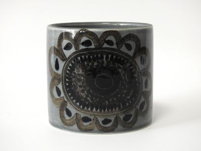 un gros plan d'un vase noir et blanc orné d'un motif
