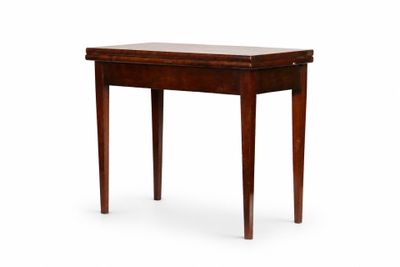 l'image d'une petite table en bois avec un tiroir en dessous