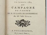un livre ouvert avec l'image d'un oiseau dessus