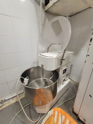 une photo d'une cuisine avec un grand saladier rempli de nourriture