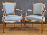 paire de fauteuils de style Louis XVI avec accoudoirs rembourrés