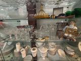 une vitrine en verre sur laquelle sont disposés de nombreux objets en verre