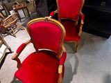 deux chaises rouges qui se trouvent dans une pièce