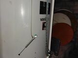 un chauffe-eau posé dans un coin d'une pièce