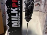 des bouteilles de lait et un verre de vin sur une table