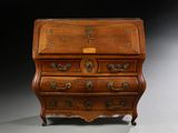une petite commode en bois surmontée d'un tiroir